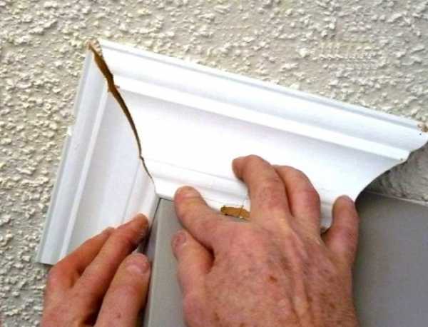 Как вырезать угол потолочного плинтуса с помощью стусла Как правильно резать плинтус на потолке и сделать наружный угол