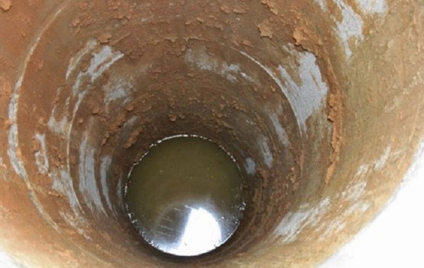 Как чистить колодец из бетонных колец?
