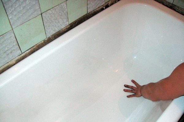 Как эффективно заделать щель между ванной и стеной