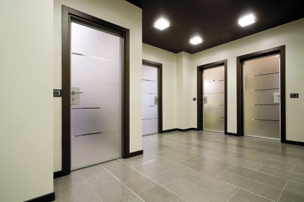 Какие межкомнатные двери лучше для квартиры