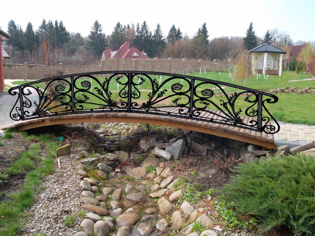кованый мостик для сада